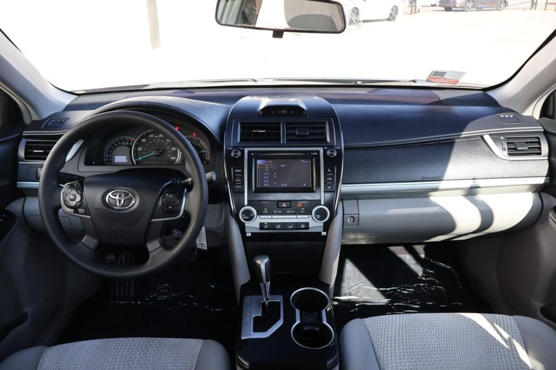 Toyota Camry Vehicle Full-screen Gallery Image 23