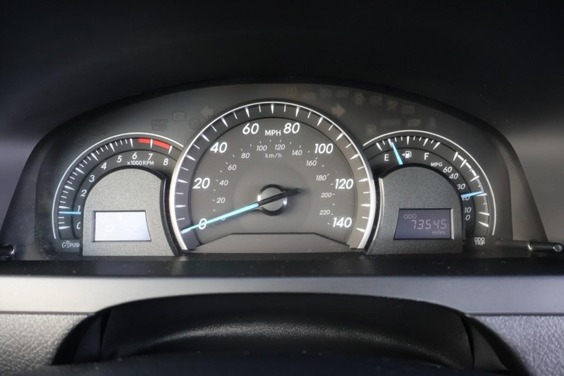 Toyota Camry Vehicle Full-screen Gallery Image 24