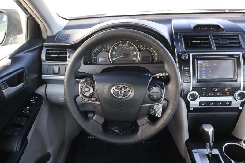 Toyota Camry Vehicle Full-screen Gallery Image 25