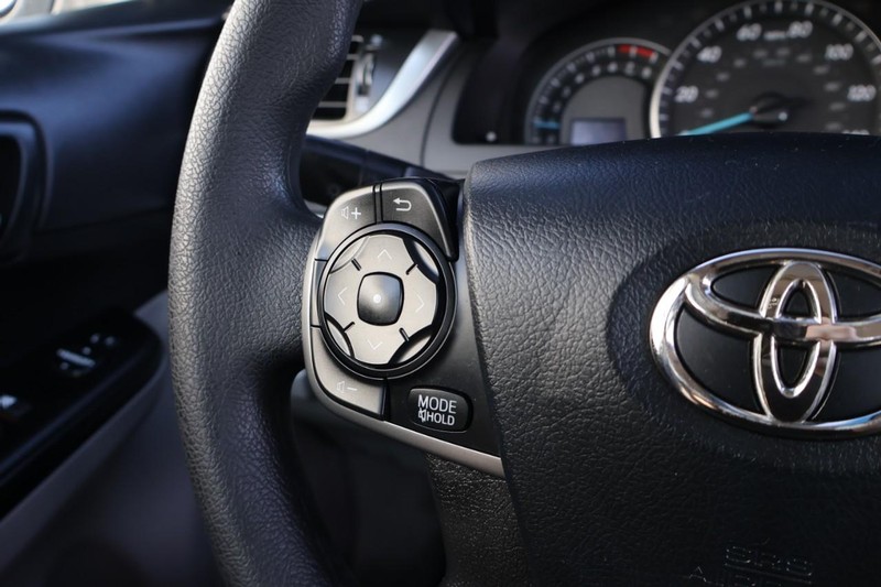 Toyota Camry Vehicle Full-screen Gallery Image 26