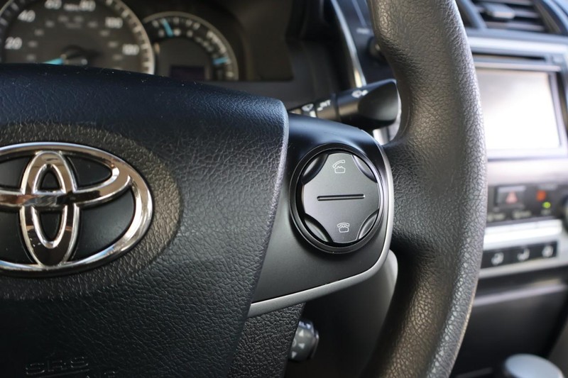 Toyota Camry Vehicle Full-screen Gallery Image 27