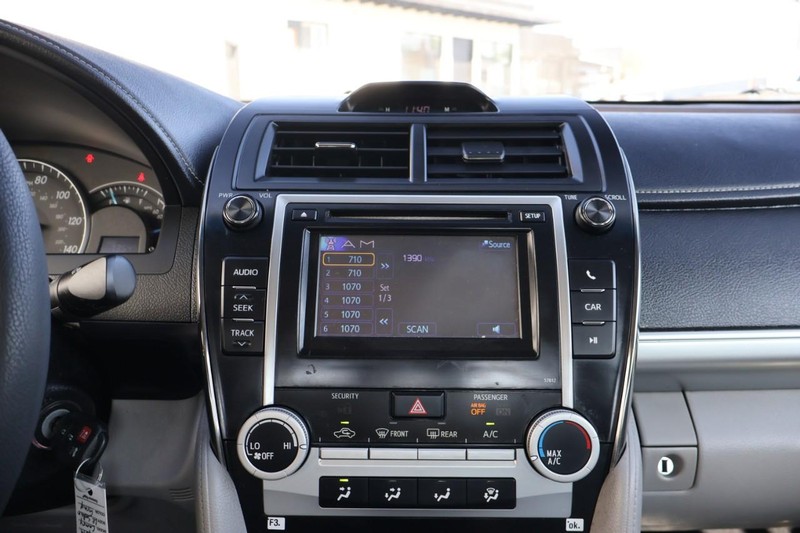 Toyota Camry Vehicle Full-screen Gallery Image 28