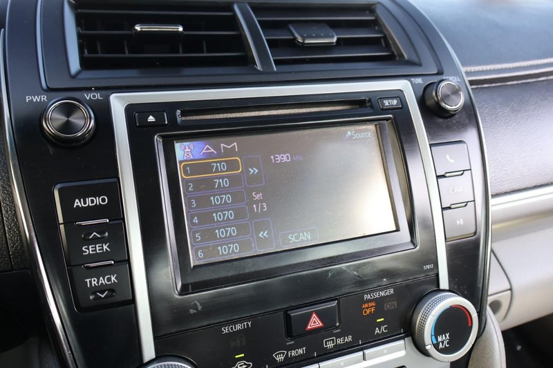 Toyota Camry Vehicle Full-screen Gallery Image 29