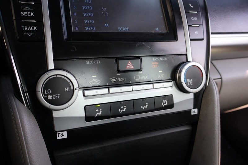 Toyota Camry Vehicle Full-screen Gallery Image 30