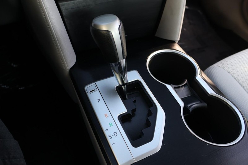 Toyota Camry Vehicle Full-screen Gallery Image 31