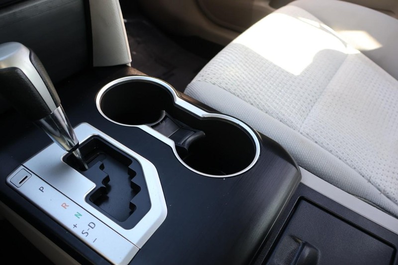 Toyota Camry Vehicle Full-screen Gallery Image 32