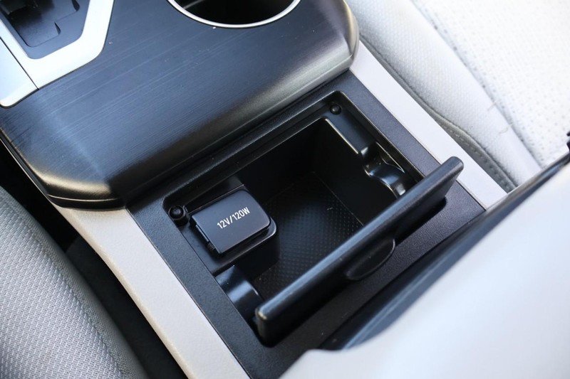 Toyota Camry Vehicle Full-screen Gallery Image 33