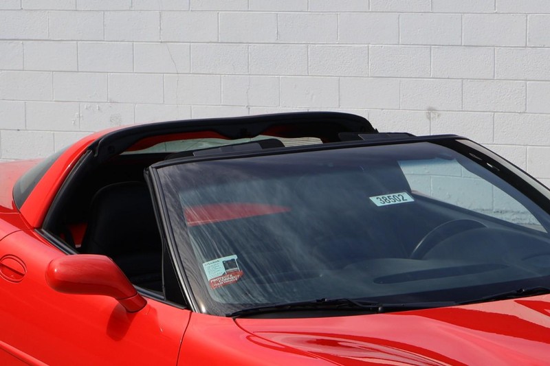 Chevrolet Corvette Vehicle Full-screen Gallery Image 03