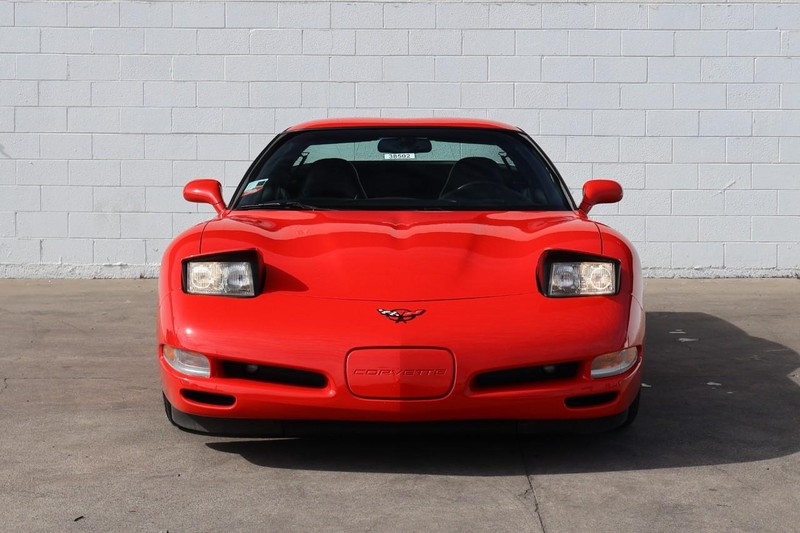 Chevrolet Corvette Vehicle Full-screen Gallery Image 04