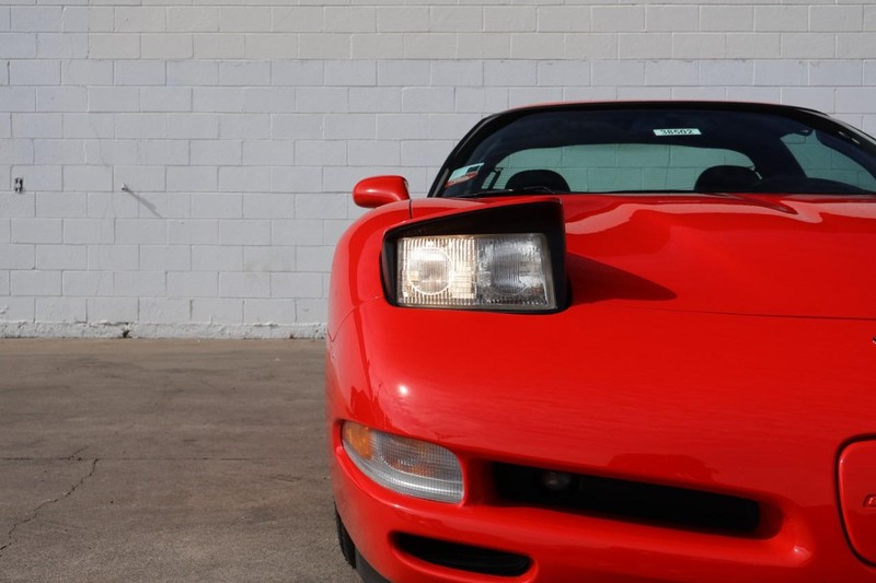 Chevrolet Corvette Vehicle Full-screen Gallery Image 05