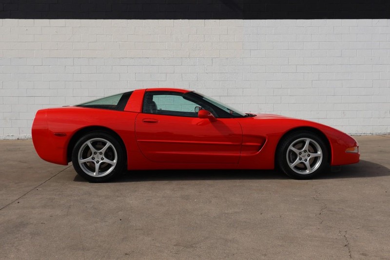 Chevrolet Corvette Vehicle Full-screen Gallery Image 06