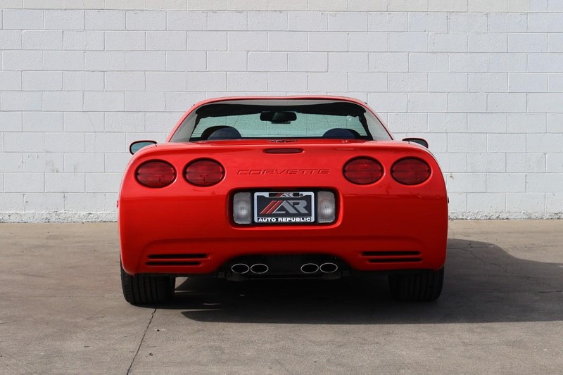 Chevrolet Corvette Vehicle Full-screen Gallery Image 08