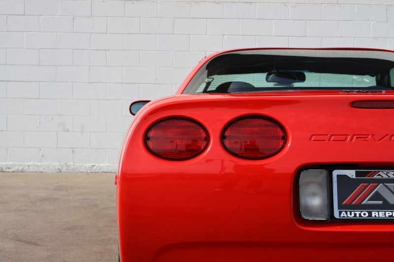 Chevrolet Corvette Vehicle Full-screen Gallery Image 09
