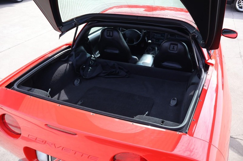 Chevrolet Corvette Vehicle Full-screen Gallery Image 10