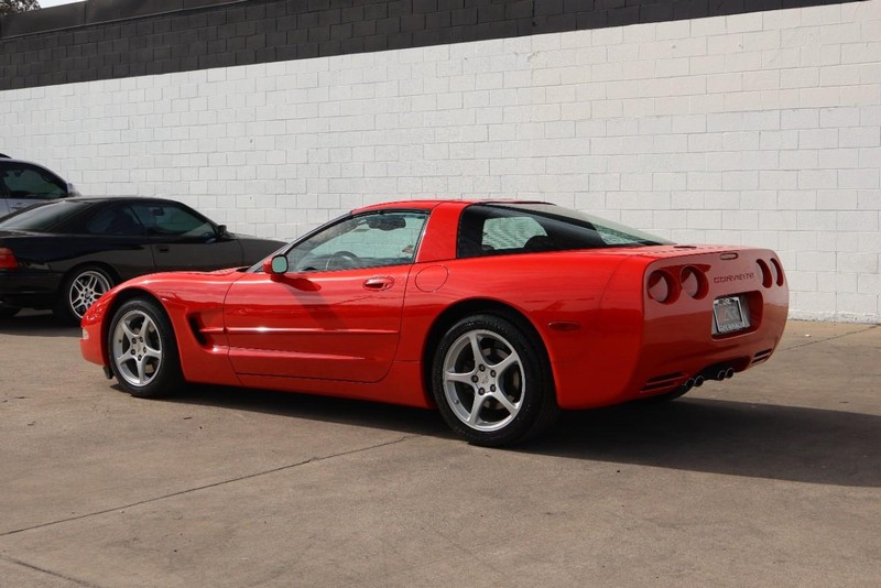 Chevrolet Corvette Vehicle Full-screen Gallery Image 11