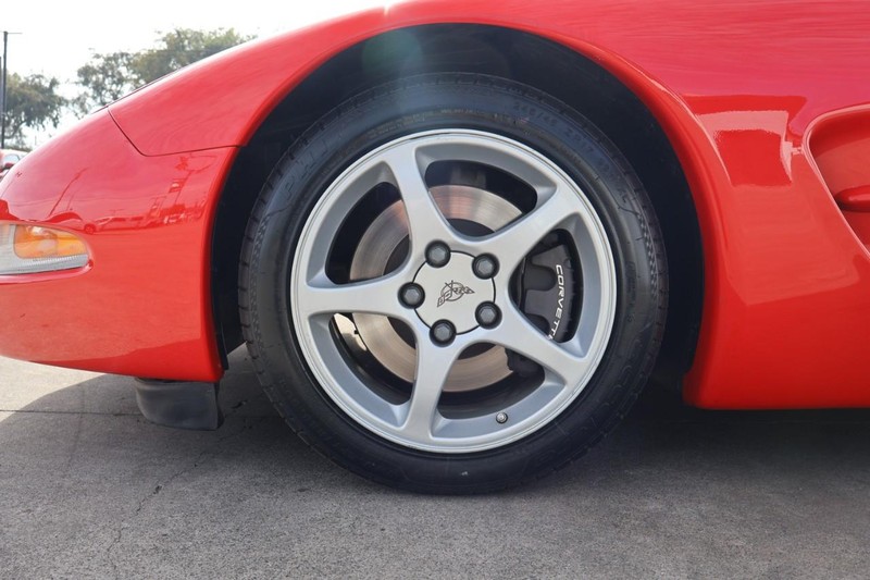 Chevrolet Corvette Vehicle Full-screen Gallery Image 15