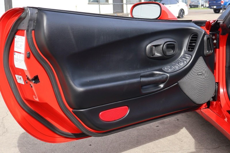 Chevrolet Corvette Vehicle Full-screen Gallery Image 16