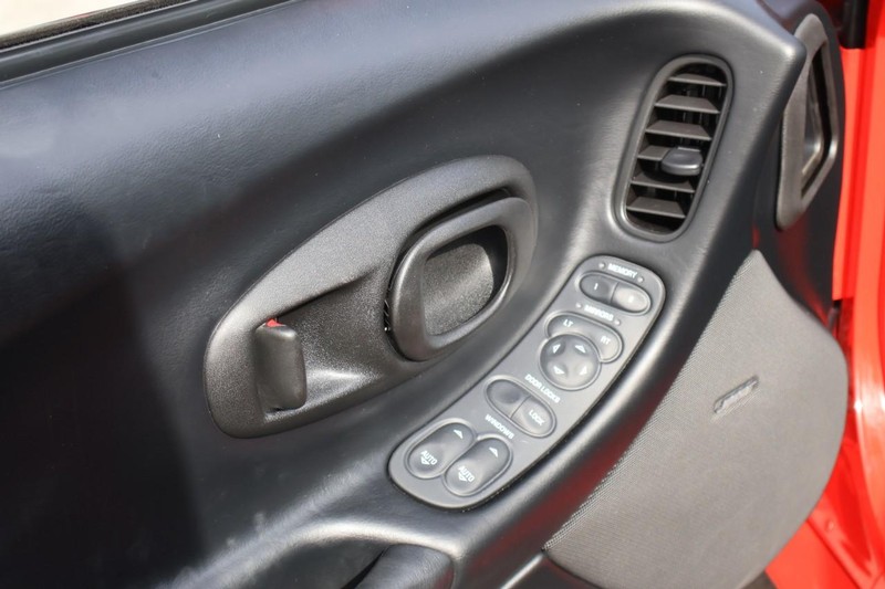 Chevrolet Corvette Vehicle Full-screen Gallery Image 17