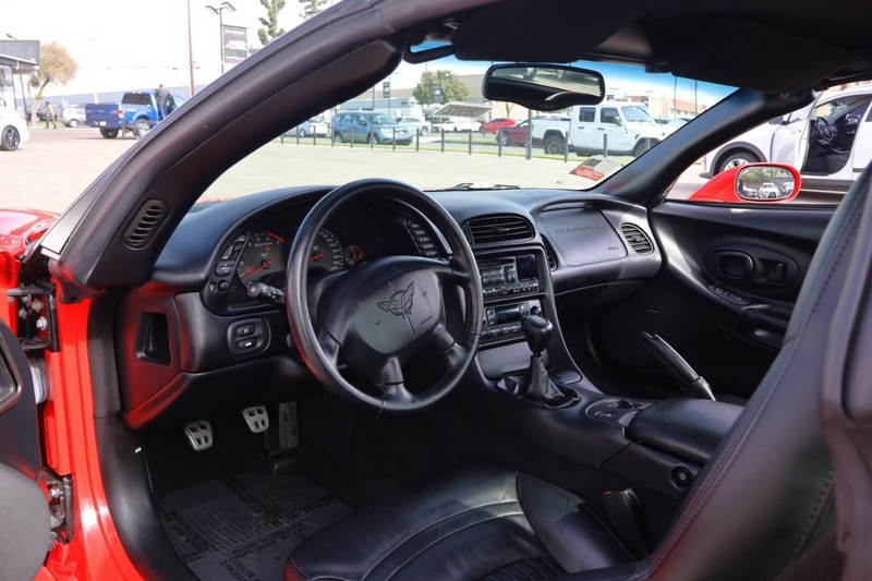 Chevrolet Corvette Vehicle Full-screen Gallery Image 18