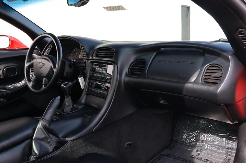 Chevrolet Corvette Vehicle Full-screen Gallery Image 22