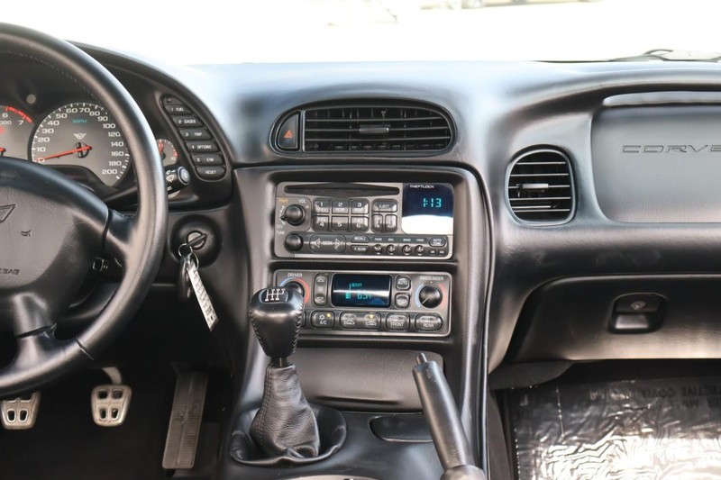 Chevrolet Corvette Vehicle Full-screen Gallery Image 31