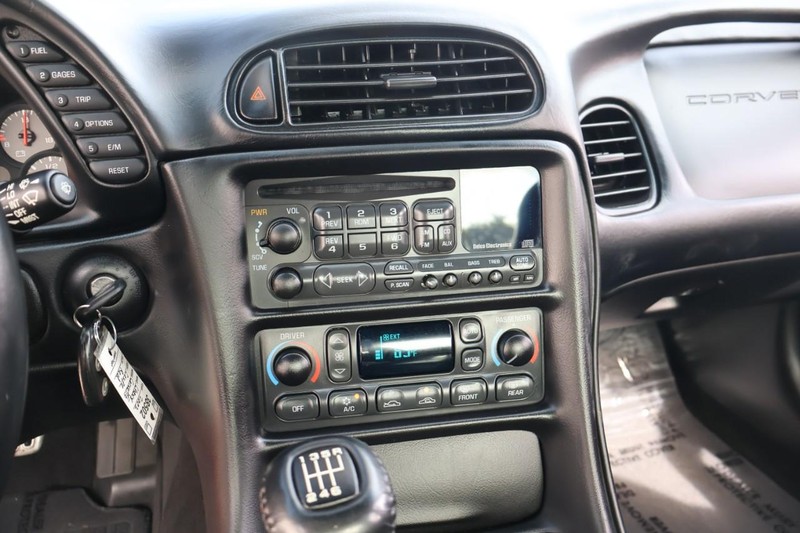 Chevrolet Corvette Vehicle Full-screen Gallery Image 32