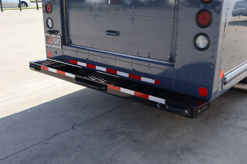 Ford Transit Cutaway Vehicle Full-screen Gallery Image 06