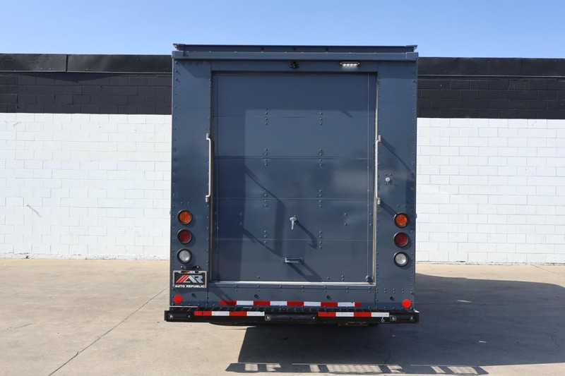 Ford Transit Cutaway Vehicle Full-screen Gallery Image 07