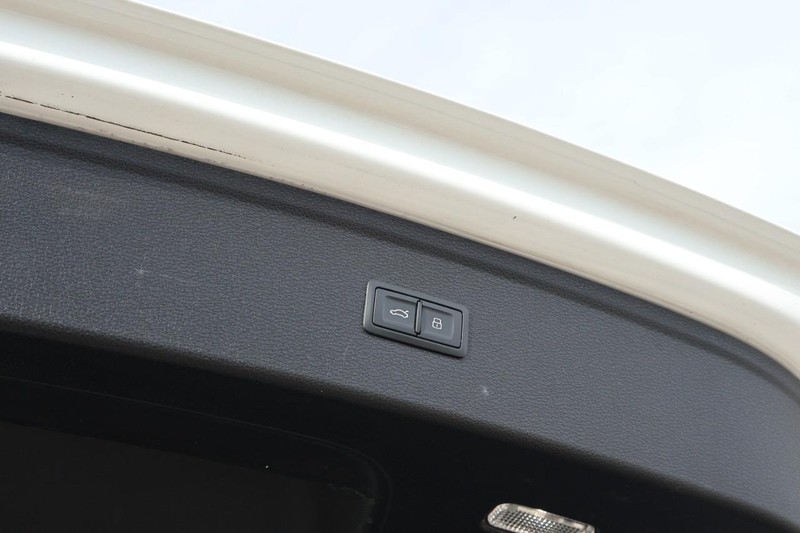 Audi Q5 Vehicle Full-screen Gallery Image 10