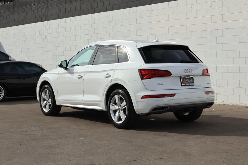 Audi Q5 Vehicle Full-screen Gallery Image 11