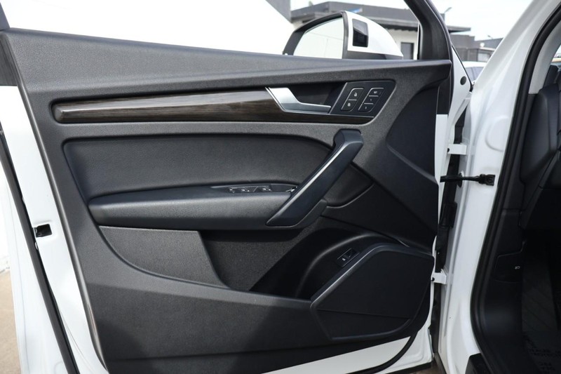 Audi Q5 Vehicle Full-screen Gallery Image 16