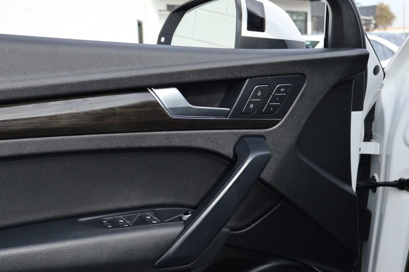 Audi Q5 Vehicle Full-screen Gallery Image 17