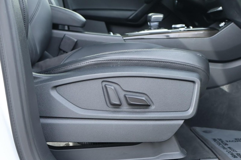 Audi Q5 Vehicle Full-screen Gallery Image 24