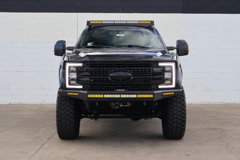 Ford Super Duty F-250 SRW Vehicle Full-screen Gallery Image 03