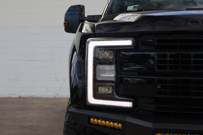 Ford Super Duty F-250 SRW Vehicle Full-screen Gallery Image 04