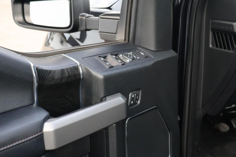 Ford Super Duty F-250 SRW Vehicle Full-screen Gallery Image 24