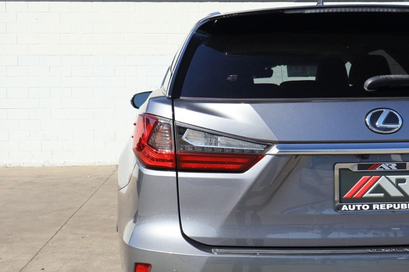 Lexus RX Vehicle Full-screen Gallery Image 07