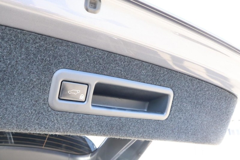 Lexus RX Vehicle Full-screen Gallery Image 10