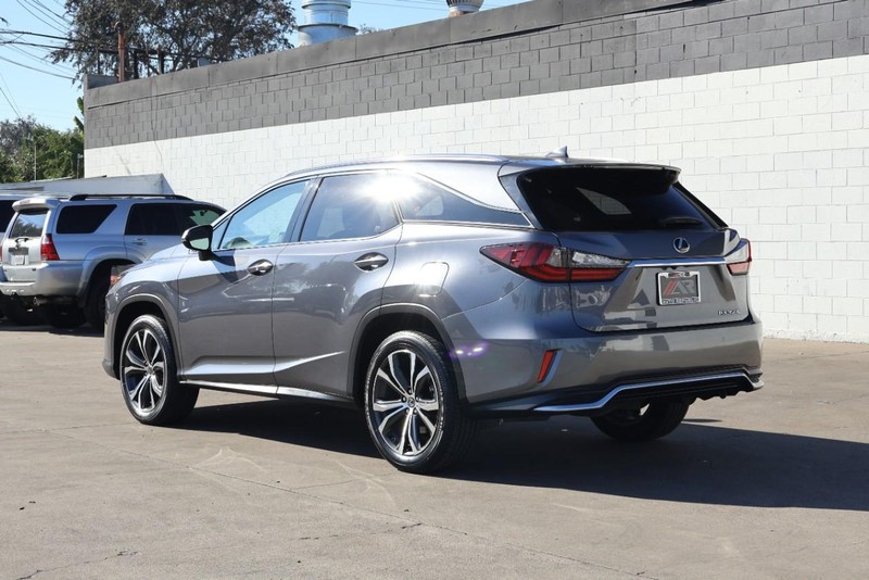 Lexus RX Vehicle Full-screen Gallery Image 11