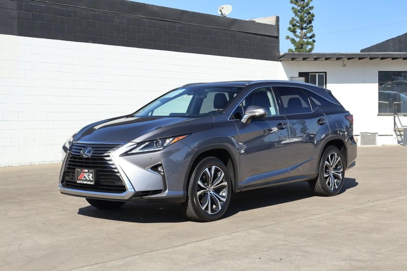 Lexus RX Vehicle Full-screen Gallery Image 13