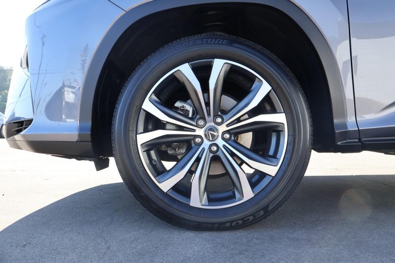 Lexus RX Vehicle Full-screen Gallery Image 15