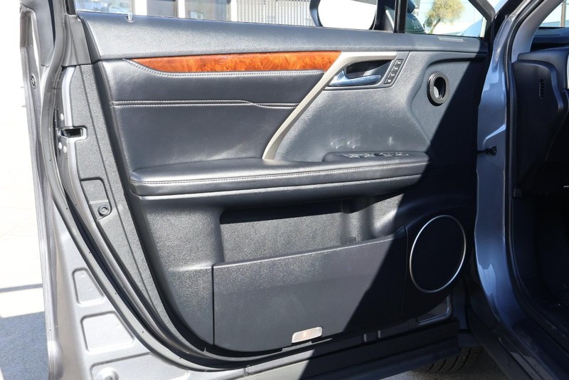 Lexus RX Vehicle Full-screen Gallery Image 16