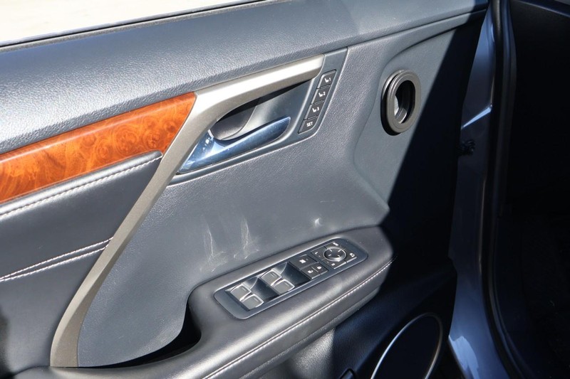 Lexus RX Vehicle Full-screen Gallery Image 17