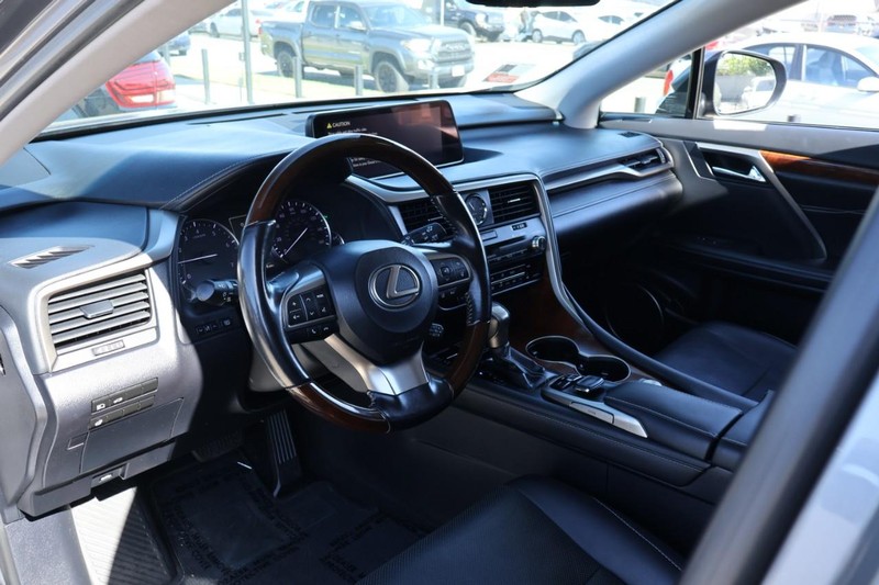 Lexus RX Vehicle Full-screen Gallery Image 18