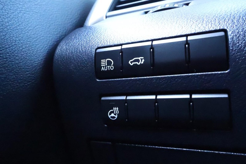 Lexus RX Vehicle Full-screen Gallery Image 19