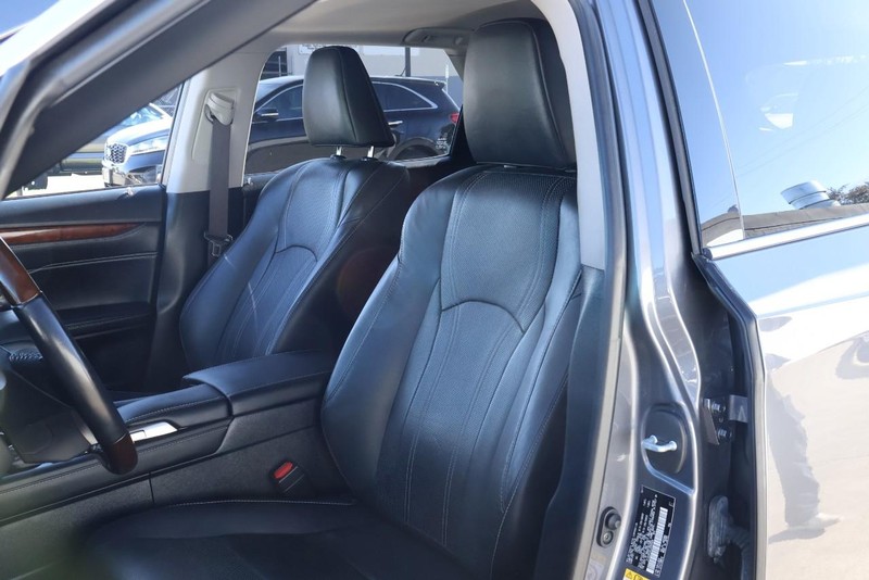 Lexus RX Vehicle Full-screen Gallery Image 20