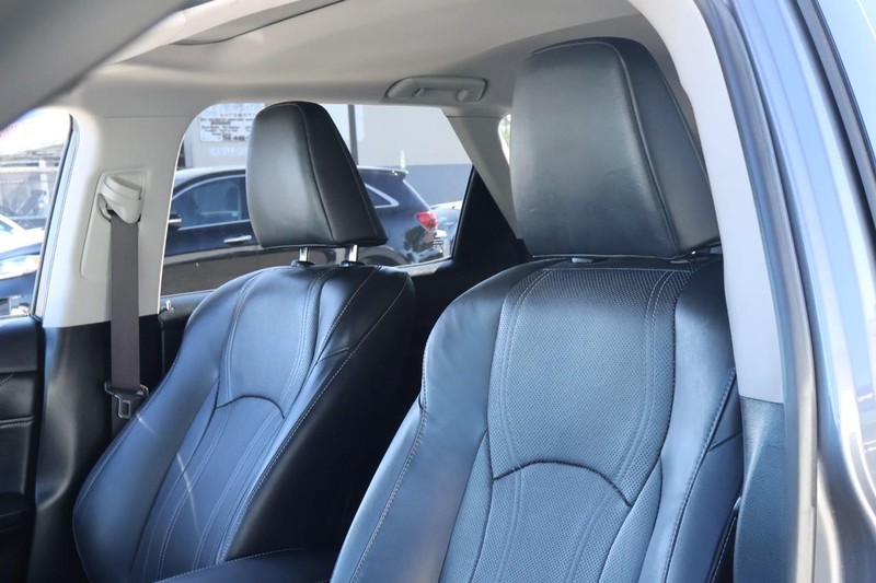 Lexus RX Vehicle Full-screen Gallery Image 21