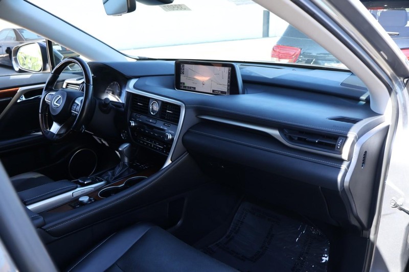 Lexus RX Vehicle Full-screen Gallery Image 22