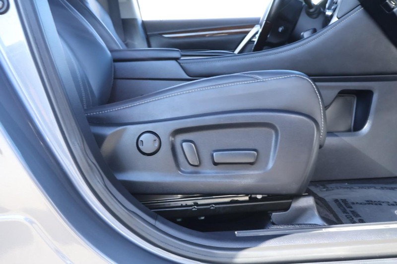 Lexus RX Vehicle Full-screen Gallery Image 23