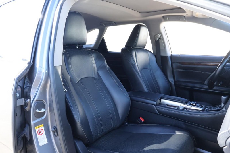 Lexus RX Vehicle Full-screen Gallery Image 24